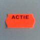 Etiket 26x12 golfrand fluor rood permanent ACTIE Etiket 26x12 golfrand fluor rood permanent ACTIE